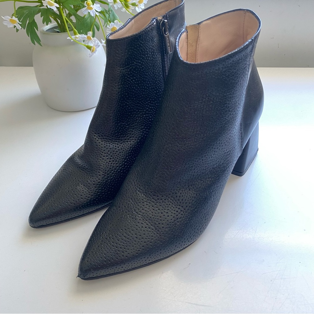 VERO QUOIO Womenʼs Black Textured Leather Ankle Bootie Pointy Toe Block Heel 38